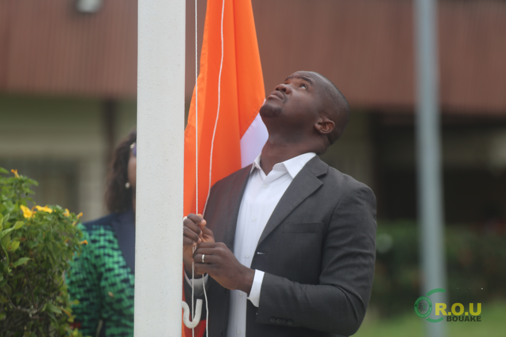 VIE DE L’INSTITUTION : LA DIRECTION DU CROU DE BOUAKE A LA CEREMONIE DU SALUT AUX COULEURS A L’UNIVERSITE ALASSANE OUATTARA