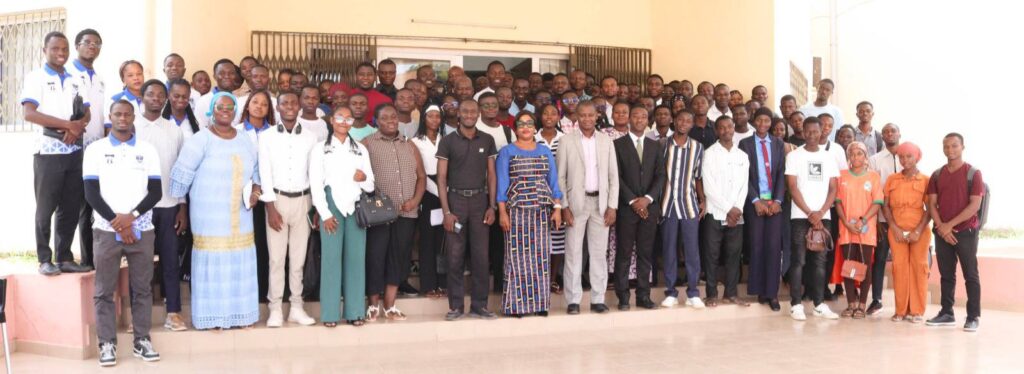 𝐀𝐂𝐓𝐈𝐕𝐈𝐓𝐄𝐒 𝐒𝐎𝐂𝐈𝐎𝐂𝐔𝐋𝐓𝐔𝐑𝐄𝐋𝐋𝐄𝐒 𝐄𝐓 𝐒𝐏𝐎𝐑𝐓𝐈𝐕𝐄𝐒 : 𝐄𝐂𝐇𝐀𝐍𝐆𝐄 𝐀𝐕𝐄𝐂 𝐋𝐄𝐒 𝐃𝐄𝐋𝐄𝐆𝐔𝐄𝐒 𝐃𝐄𝐒 𝐔𝐍𝐈𝐕𝐄𝐑𝐒𝐈𝐓𝐄𝐒 𝐏𝐔𝐁𝐋𝐈𝐐𝐔𝐄𝐒 𝐄𝐓 𝐏𝐑𝐈𝐕𝐄𝐄𝐒 𝐃𝐄 𝐁𝐎𝐔𝐀𝐊𝐄