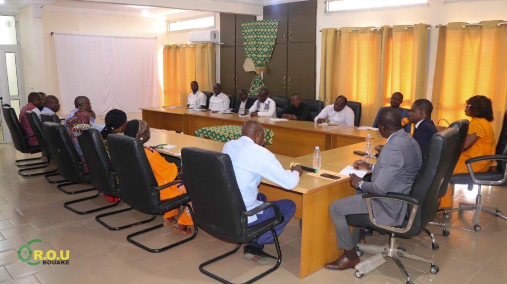 𝐕𝐈𝐄 𝐃𝐄 𝐋’𝐈𝐍𝐒𝐓𝐈𝐓𝐔𝐓𝐈𝐎𝐍 : 𝐋E 𝐃𝐈𝐑𝐄𝐂𝐓EUR DU CROU DE BOUAKE ECHANGE AVEC LE PERSONNEL DE LA VIE UNIVERSITAIRE