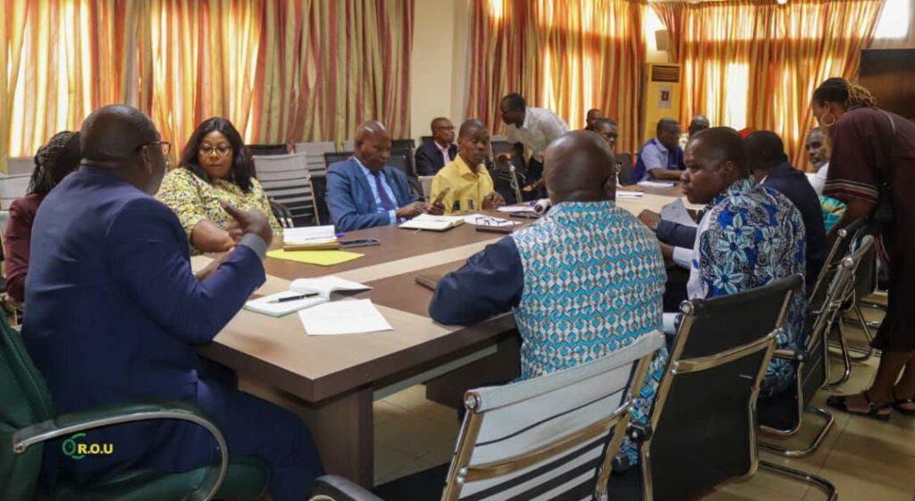 PRÉPARATIFS DE LA CÉRÉMONIE 𝐒𝐎𝐋𝐄𝐍𝐍𝐄𝐋𝐋𝐄 DE LA RENTRÉE 𝐔𝐍𝐈𝐕𝐄𝐑𝐒𝐈𝐓𝐀𝐈𝐑𝐄 2026-2027 : 𝐑𝐄𝐍𝐂𝐎𝐍𝐓𝐑𝐄 𝐃𝐔 𝐂𝐎𝐌𝐈𝐓𝐄 D&rsquo;𝐎𝐑𝐆𝐀𝐍𝐈𝐒𝐀𝐓𝐈𝐎𝐍 𝐋𝐎𝐂𝐀𝐋 𝐔𝐀𝐎-𝐂𝐑𝐎𝐔-𝐁